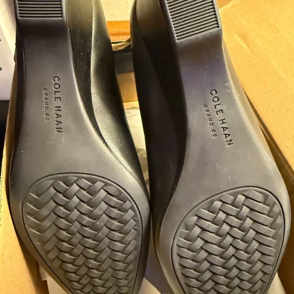 NIB Cole Haan Waterproof Black The Go-To Wedge Pumps size 8 - Picture 4 of 8